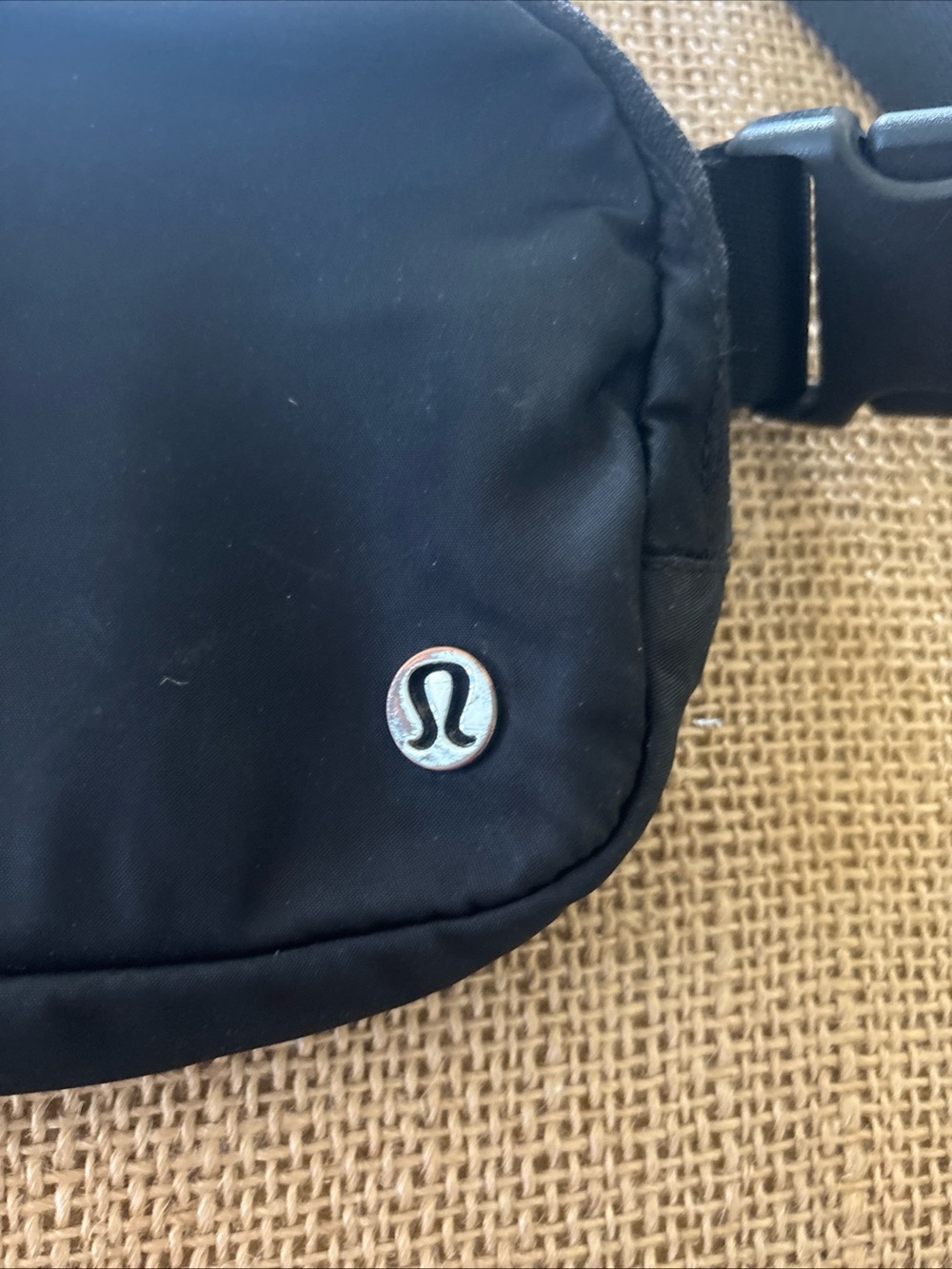 Lululemon Everywhere Belt Crossbody Bag Black Fanny Pack EUC-adjustable - Picture 6 of 8